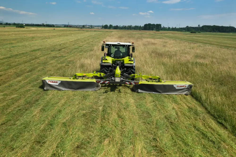 CLAAS Disco 3200 podczas pracy na polu-maszyny zielonkowe CLAAS 2024 TOP 8 naszych klientów